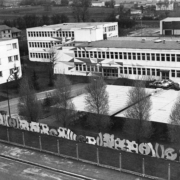 1976 Mur de Neuville  long.32m béton vibré CES Neuville-sur-Saône 1% Assistant Querlioz Père Archi. Bernard Merlin photo Rajak Ohanian