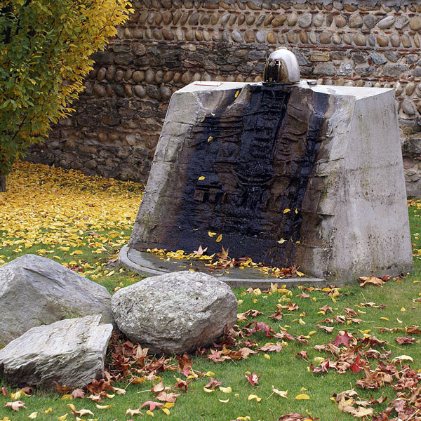 2003 La Cadole du Curé 1100x2300x600 béton vibré, acier inox. Sculpture-fontaine Jardins de la cure Artas Maurice Barale maire Photo Daniel Bichet