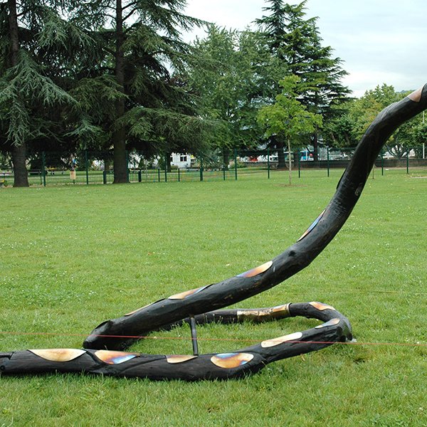 21 Le Serpent désarticulé 1992 long. 60mètres Charpentières de châtaignier, acier inox (esplanade Château Neuville sur Saône 2007) 
