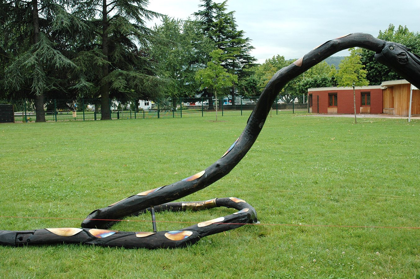 Le Serpent désarticulé 1992 long. 60mètres Charpentières de châtaignier, acier inox (esplanade Château Neuville sur Saône 2007) 