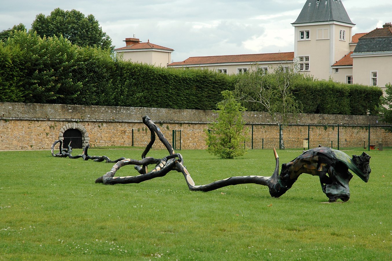 Le Serpent désarticulé 1992 long. 60mètres Charpentières de châtaignier, acier inox (esplanade Château Neuville sur Saône 2007) 