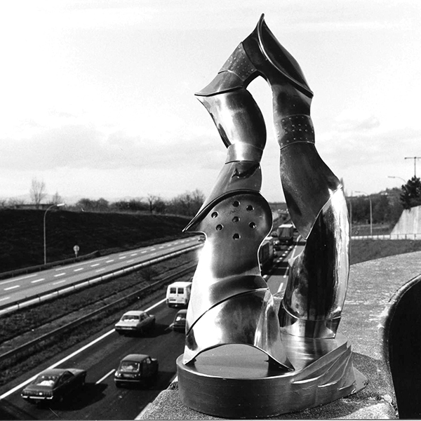 Le Grand Arc (recto) 1983 720x530x320 acier inox, résine, peinture acryl. Etude pour A43 à hauteur de l'Isle d'Abeau photo Hervé Hugues