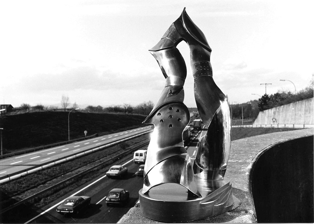 Le Grand Arc (recto) 1983 720x530x320 acier inox, résine, peinture acryl. Etude pour A43 à hauteur de l'Isle d'Abeau photo Hervé Hugues
