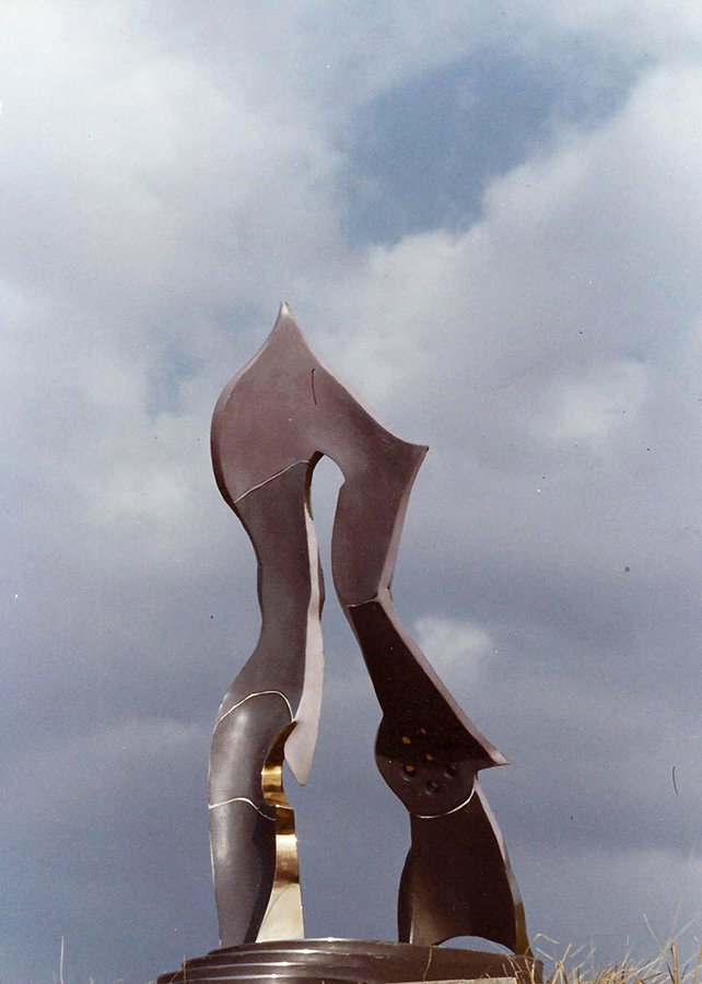 Le Grand Arc (verso) 1983 720x530x320 acier inox résine peinture acryl. Etude pour A43 à hauteur de l'Isle d'Abeau photo Hervé Hugues
