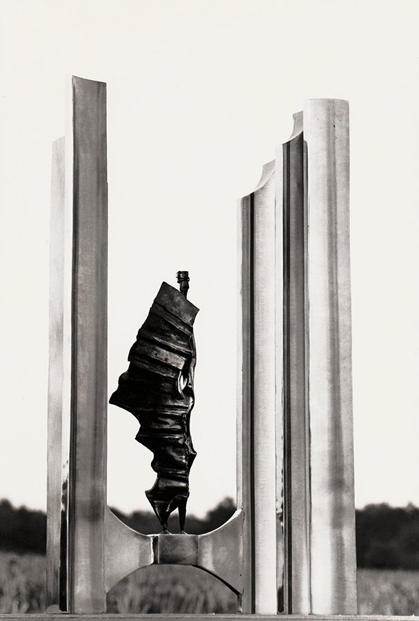 Le Chaman 1986 sculpture-signal maquette au 10e 880x510x230 acier inox poli et forgé Projet carrefour N6 et CD300 Photo Hervé Hugues