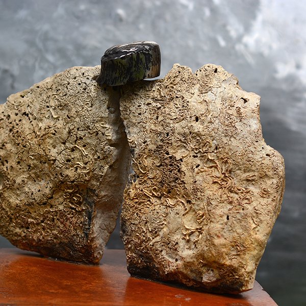 11 Poussière de pierre 1991  310x330x330 acier inox forgé,calcaire des sables d'Olonne, socle terre cuite