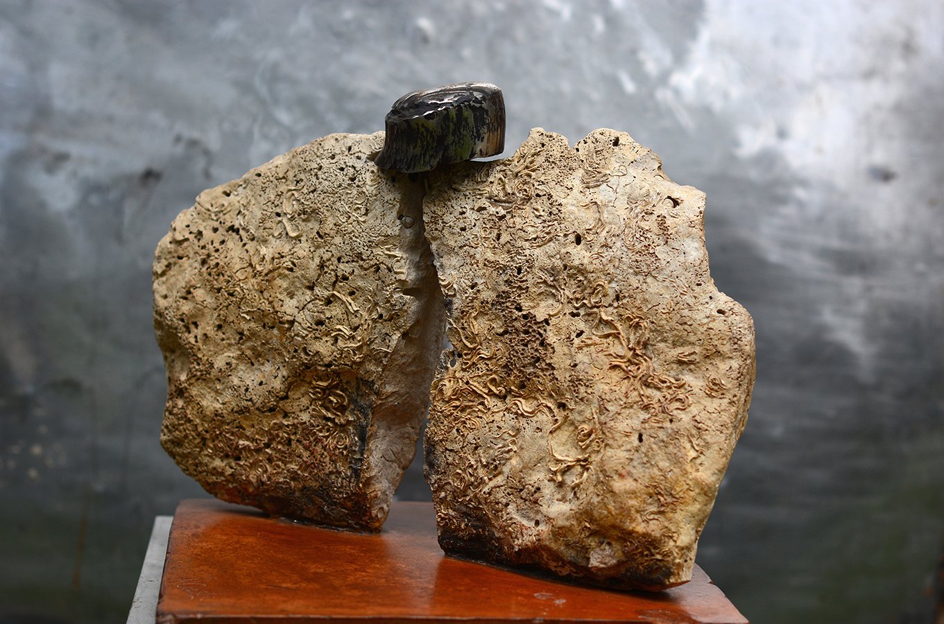 Poussière de pierre 1991  310x330x330 acier inox forgé,calcaire des sables d'Olonne, socle terre cuite